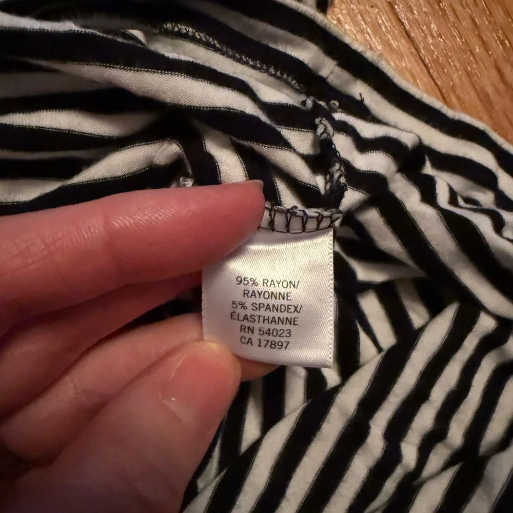 Banana Republic Black and White Fitted Tank Top - Picture 4 of 5